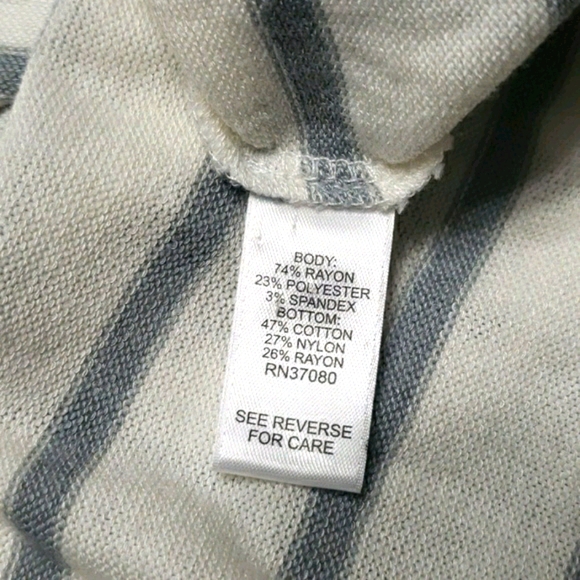 Vneck graphic knit lace trim top size Large - Picture 7 of 8